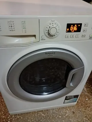 LAVADORA ARISTÓN de 8 kilos y 1000 rpm. Clase A+++