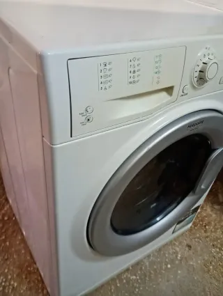 LAVADORA ARISTÓN de 8 kilos y 1000 rpm. Clase A+++