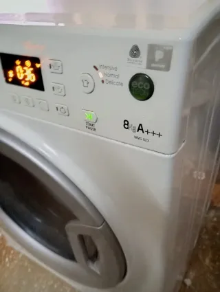 LAVADORA ARISTÓN de 8 kilos y 1000 rpm. Clase A+++