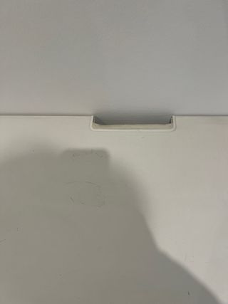 Mueble blanco con salida para cables