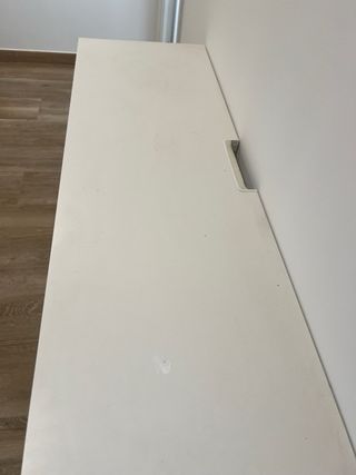 Mueble blanco con salida para cables