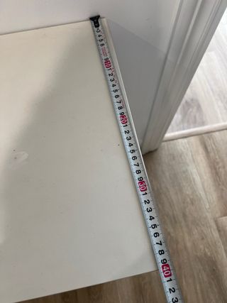 Mueble blanco con salida para cables