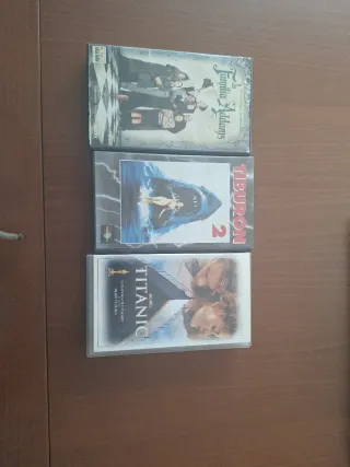 Lote 3 Películas VHS: Addams, Tiburón 2, Titanic
