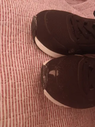 Skechers negras talla 36 con detalles dorados