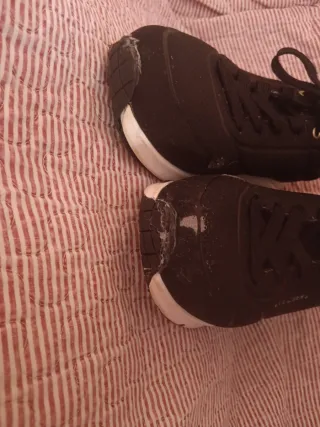 Skechers negras talla 36 con detalles dorados