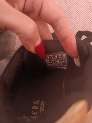 Skechers negras talla 36 con detalles dorados