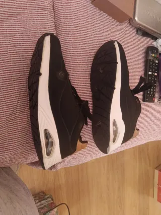 Skechers negras talla 36 con detalles dorados