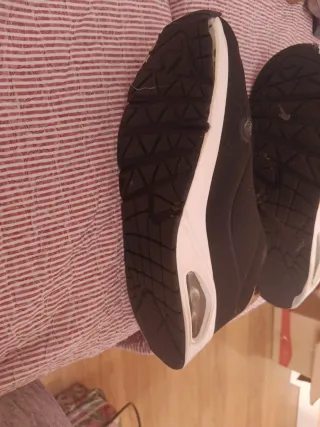 Skechers negras talla 36 con detalles dorados