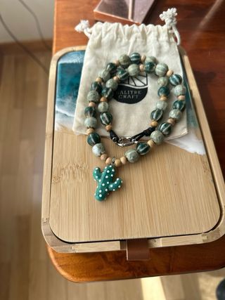 Collar con colgante de cactus