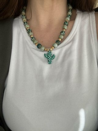 Collar con colgante de cactus