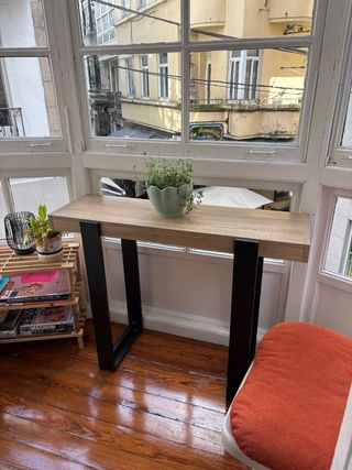 Mesa de madera y metal