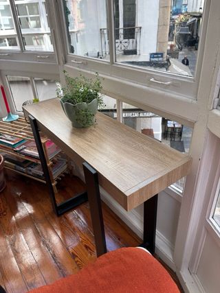 Mesa de madera y metal