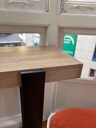 Mesa de madera y metal