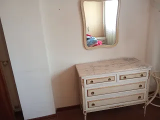 Cómoda de madera con tapa de mármol