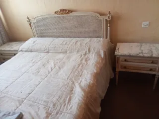 Cómoda de madera con tapa de mármol