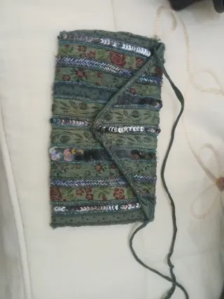 Bolso de mano y de colgar verde con bordados