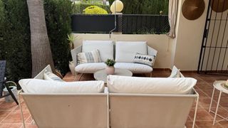 Sofás de exterior beige y blanco