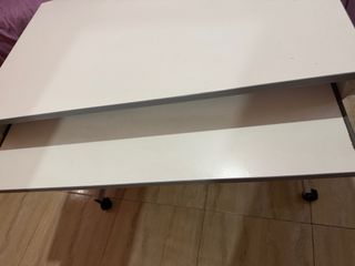 Tavolo da scrivania bianco con ruote
