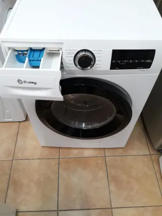 Lavadora carga frontal marca Balay 9 kg 1200 rpm.