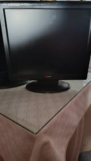 Pantalla AOC Plata/Negra cada una el precio debajo