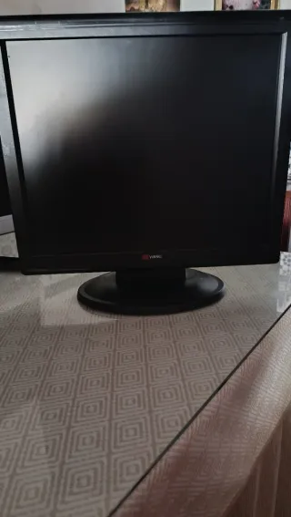 Pantalla AOC Plata/Negra cada una el precio debajo