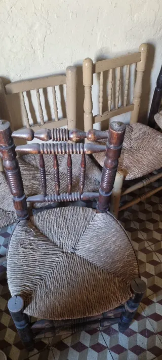 Sillas rústicas de madera y yute
