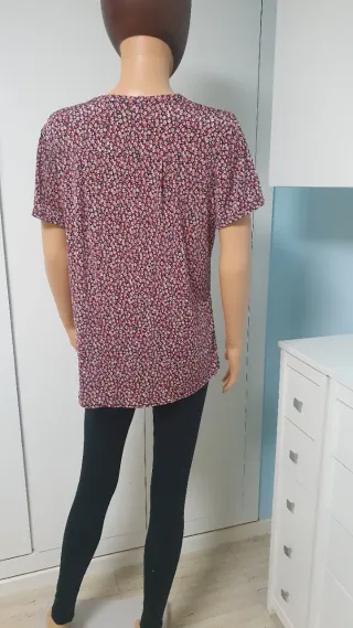 Blusa floral azul y roja