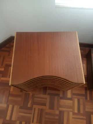 Archivador de madera. Con ruedas.