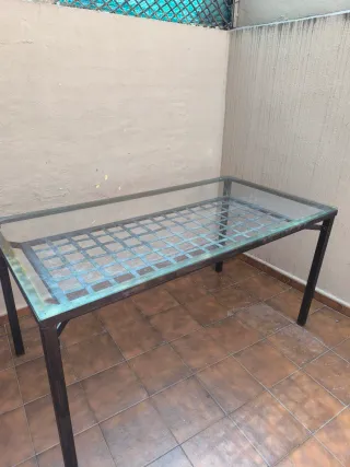 Mesa de forja con sobre de cristal