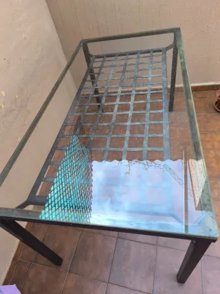 Mesa de forja con sobre de cristal