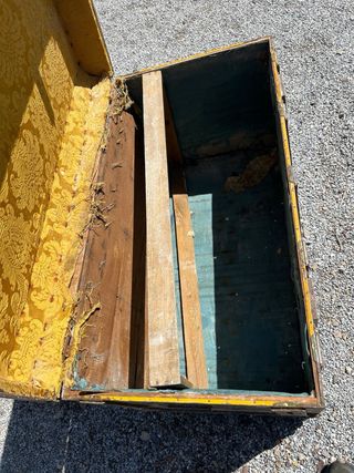 Baúl antiguo de madera y metal