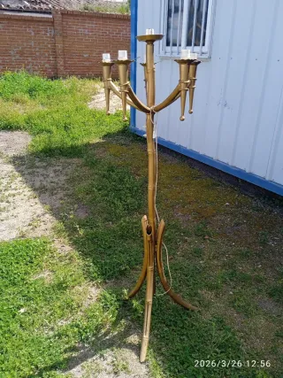 Lámpara de pie dorada antigua