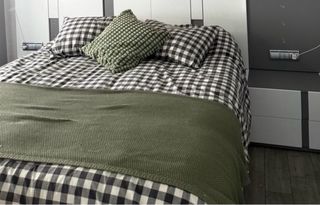 Cabecero, 2 mesillas, sinfonier y espejo