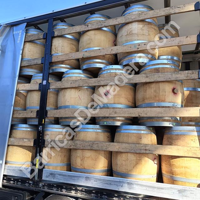 Camiones completos de barricas usadas