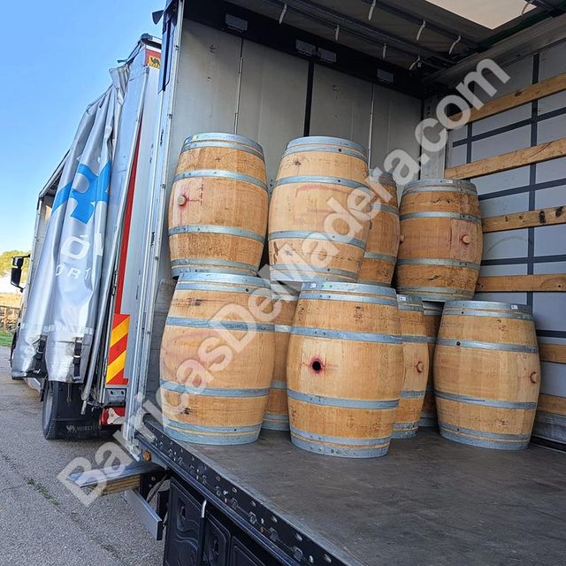 Camiones completos de barricas usadas
