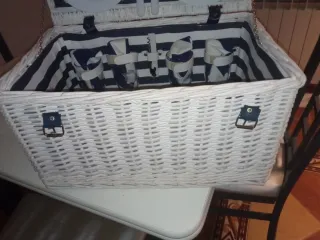 Cesta de picnic con vajilla