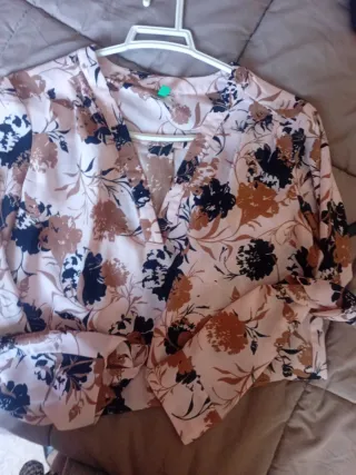 Camisa Benetton floral talla 38