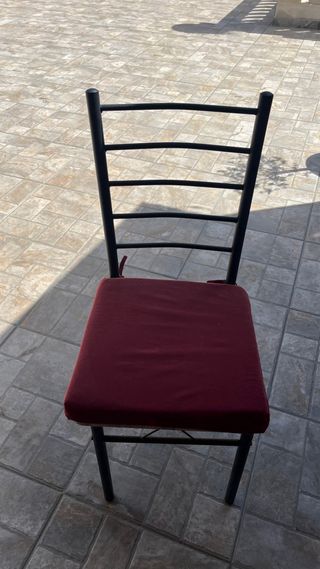 Silla de exterior con cojín rojo
