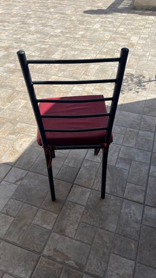 Silla de exterior con cojín rojo