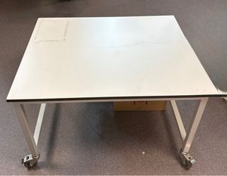 Mesa de trabajo con ruedas