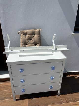 Cómoda infantil con estantería y perchero