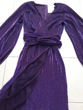 Vestido fiesta morado brillante Tela muy buena.