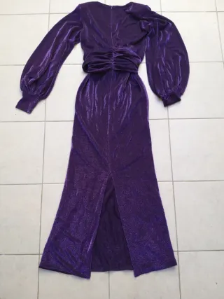 Vestido fiesta morado brillante Tela muy buena.