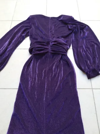Vestido fiesta morado brillante Tela muy buena.