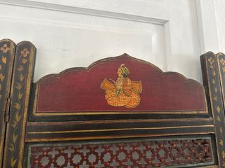 Separador de madera decorado