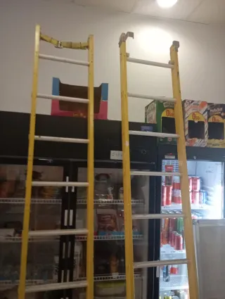 Escalera de fibra amarilla de dos cuerpos