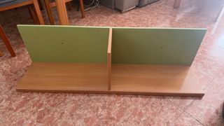 Cama,escritorio y estanteria de pared.