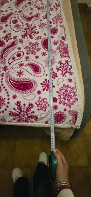 Manta rosa con estampado paisley