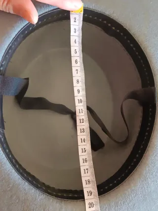 Sombrero gris con cinta negra