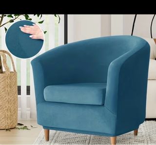 Sillón rojo de tela, algo desgastado